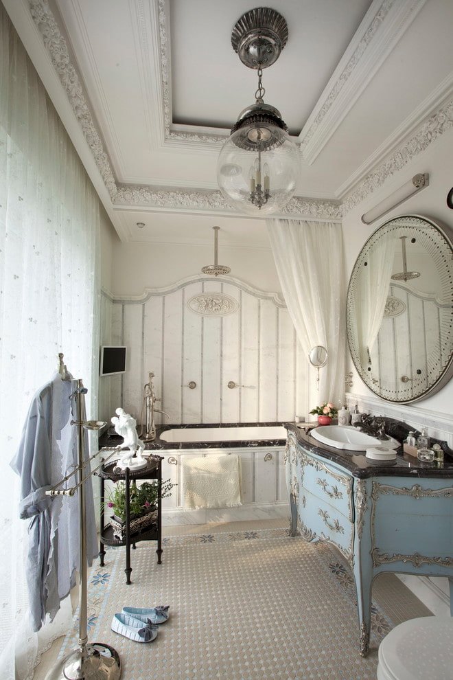 Décor en stuc au plafond de la salle de bain