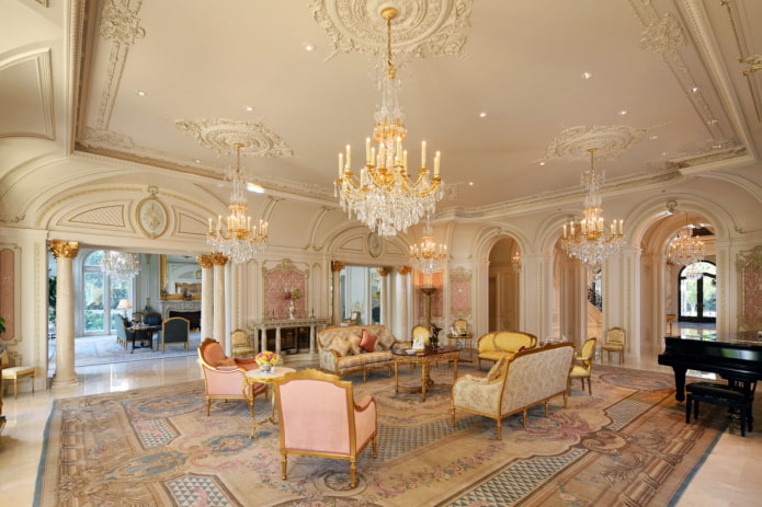 Décoration en stuc au plafond de style baroque