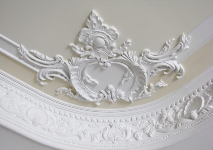 feston en stuc au plafond