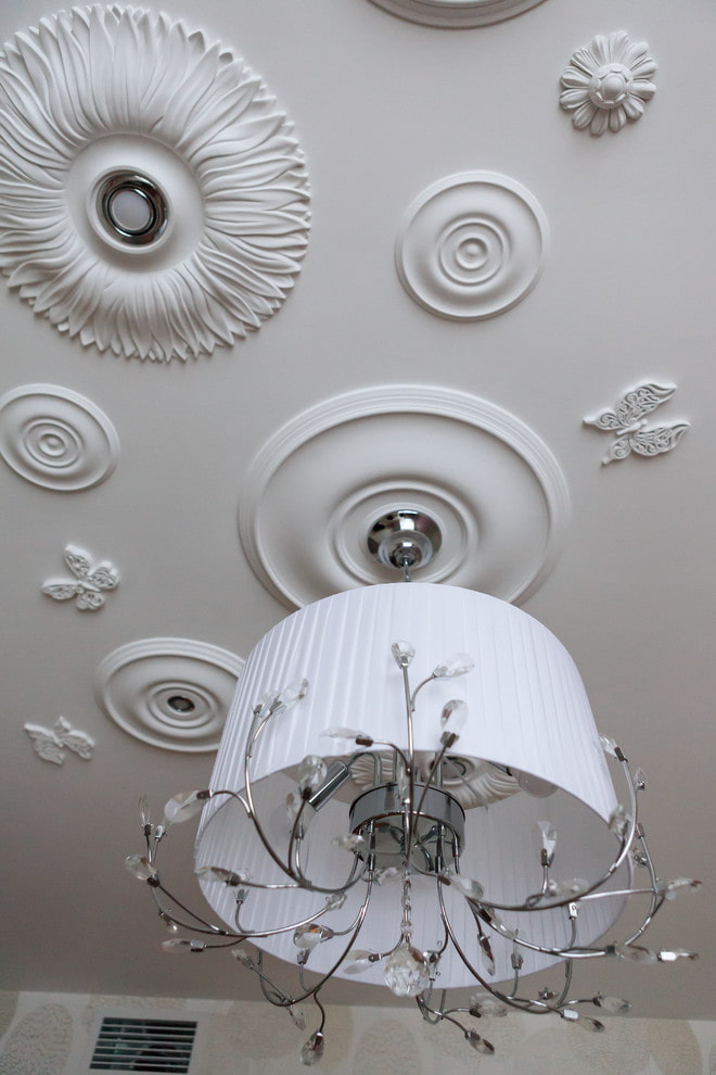 stucco decor on the ceiling