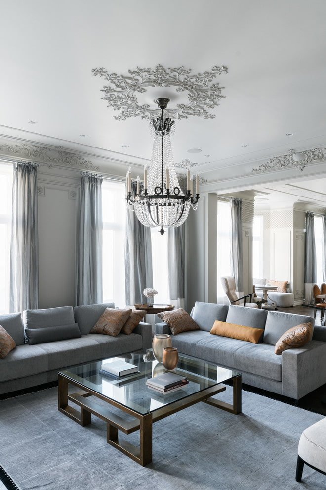 Décor en stuc au plafond du salon