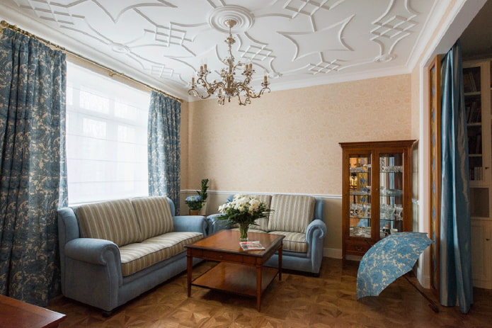 décoration en stuc sur un plafond peint