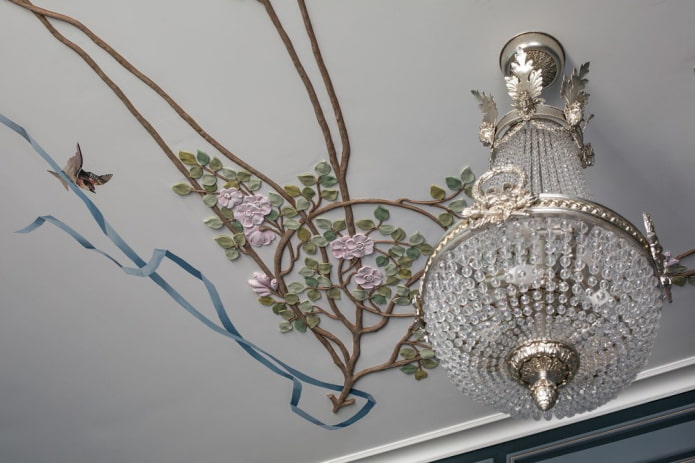 Décoration en stuc en forme de fleurs au plafond