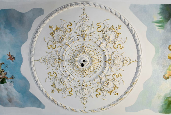 Décor en stuc avec peinture au plafond
