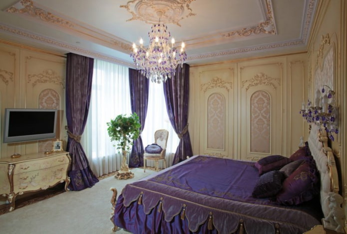 Décor en stuc au plafond de la chambre
