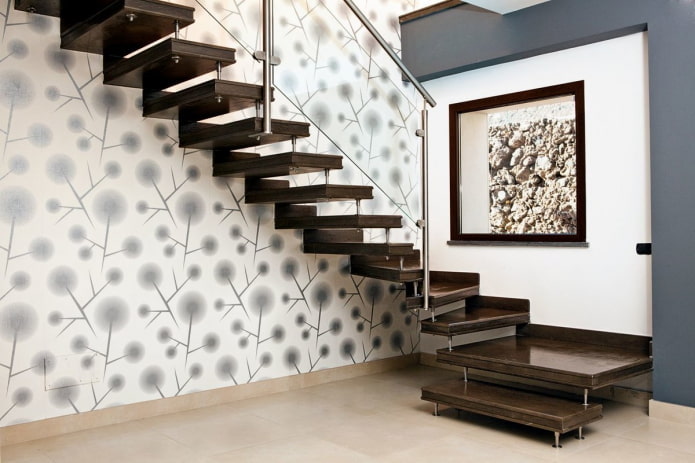 escalier à boulons à l'intérieur d'une maison privée