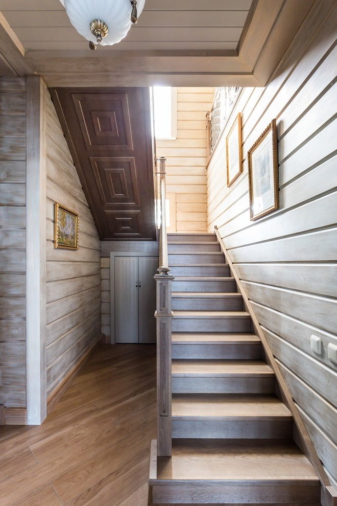 Escalier en bois à l'intérieur d'une maison privée