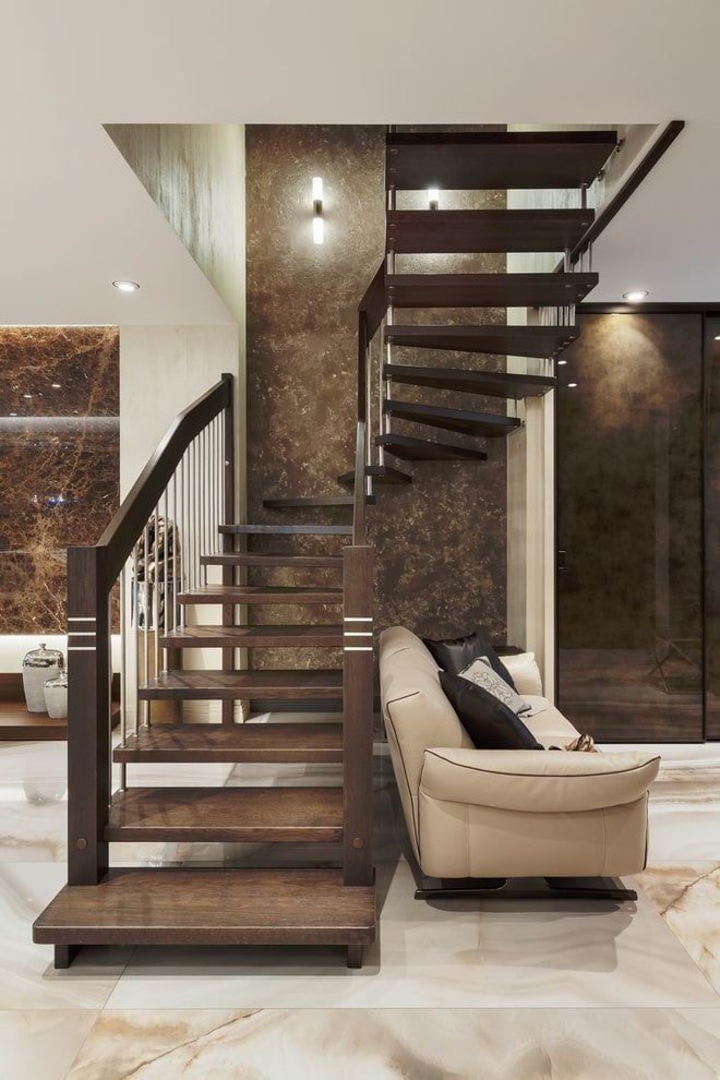 Escalier en bois à l'intérieur d'une maison privée