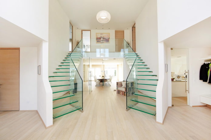 Escalier en verre à l'intérieur d'une maison privée