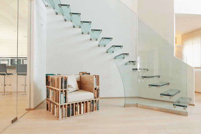 Escalier en verre à l'intérieur d'une maison privée