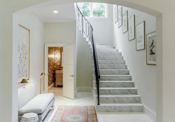 Décoration d'escalier à l'intérieur d'une maison privée