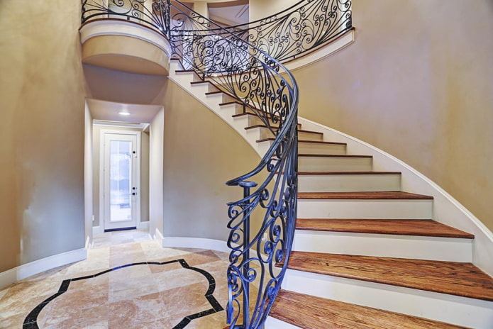 Conception d'escalier à l'intérieur d'une maison privée