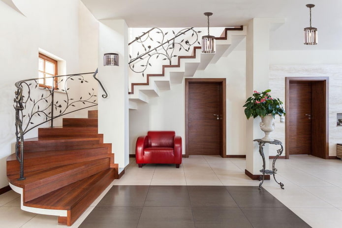 Escalier dans le hall à l'intérieur d'une maison privée