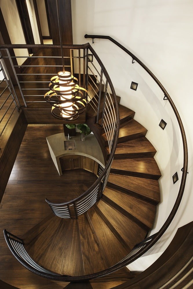 Éclairage d'escalier à l'intérieur d'une maison privée