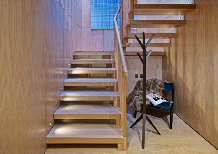 Éclairage d'escalier à l'intérieur d'une maison privée