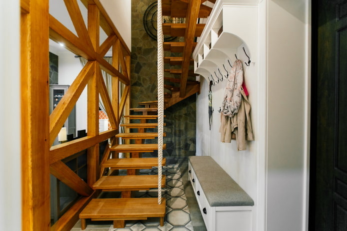 escaliers dans le couloir à l'intérieur d'une maison privée