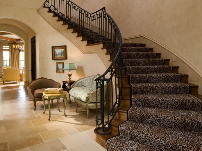 Conception d'escalier à l'intérieur d'une maison privée