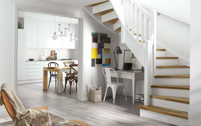 Escalier à l'intérieur d'une maison de style scandinave