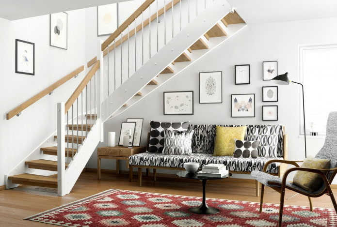 Escalier à l'intérieur d'une maison de style scandinave
