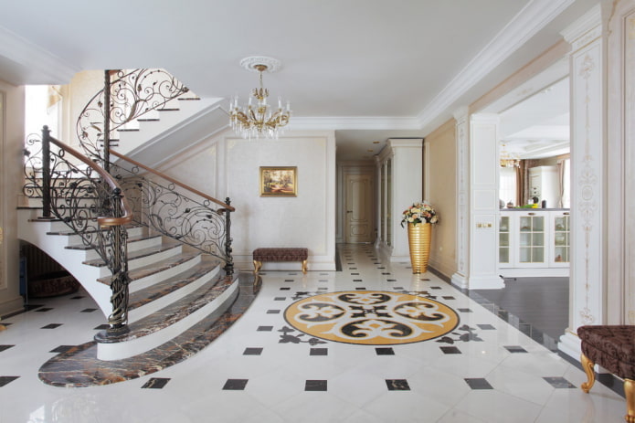 Escalier à l'intérieur d'une maison de style classique style