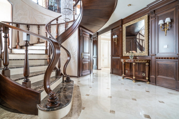 Escalier à l'intérieur d'une maison de style classique