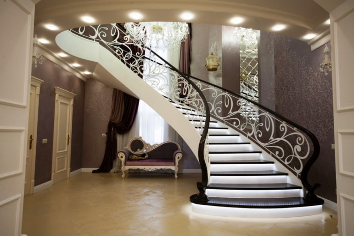 Escalier à l'intérieur d'une maison de style classique