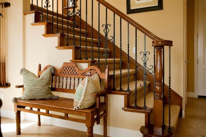 escalier à l'intérieur d'une maison de style campagnard