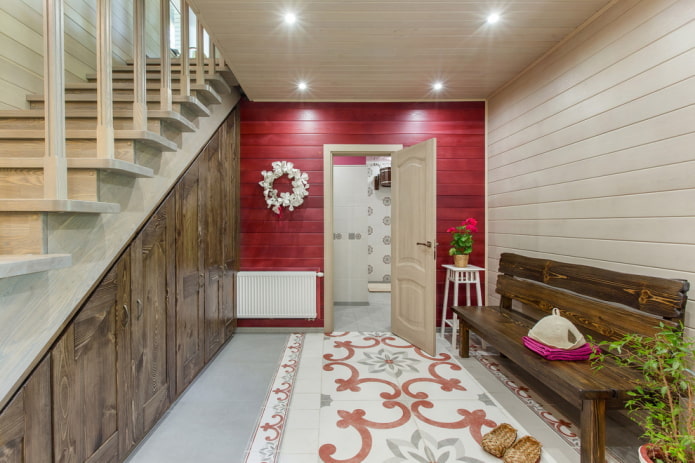 escalier à l'intérieur d'une maison de style campagnard