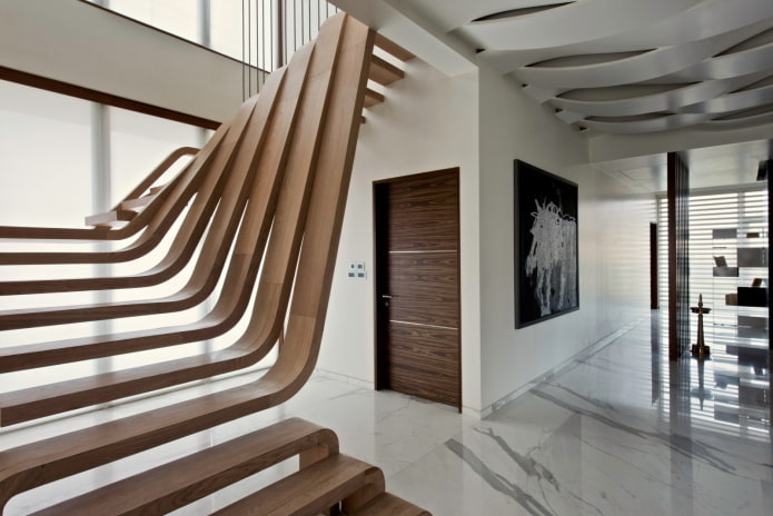 Escalier à l'intérieur d'une maison de style high-tech
