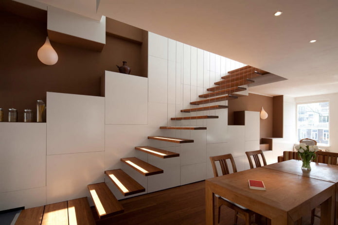 Escalier à l'intérieur d'une maison de style high-tech