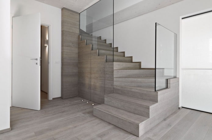 Schéma de couleurs des escaliers à l'intérieur de la maison