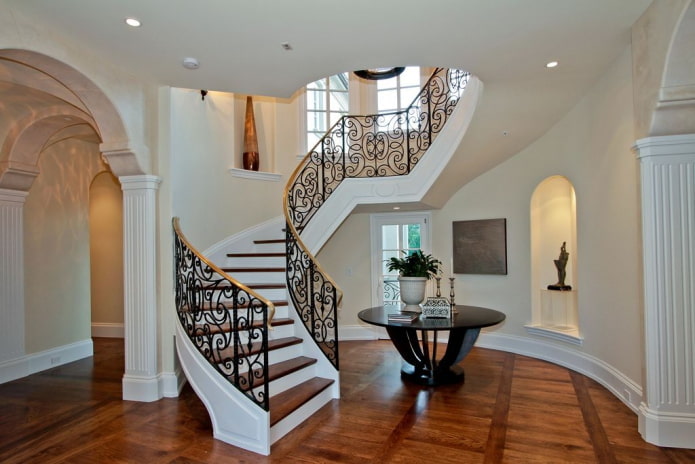 Conception d'escalier à l'intérieur d'une maison privée
