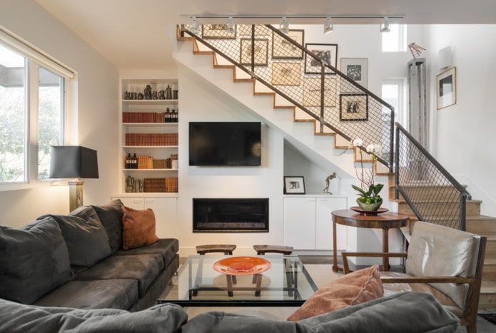 Escalier dans le salon à l'intérieur d'une maison privée