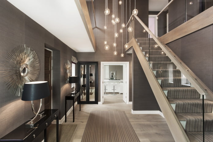 Escalier dans le hall à l'intérieur d'une maison privée