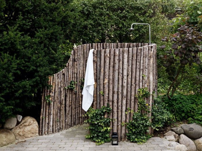 douche d'été en rondins