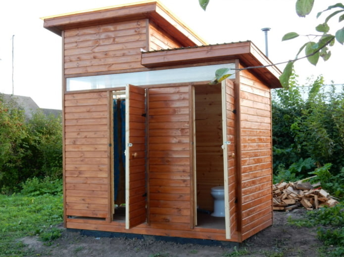 douche en bois pour chalet d'été
