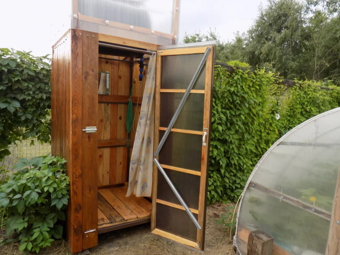 douche d'été en bois à la datcha