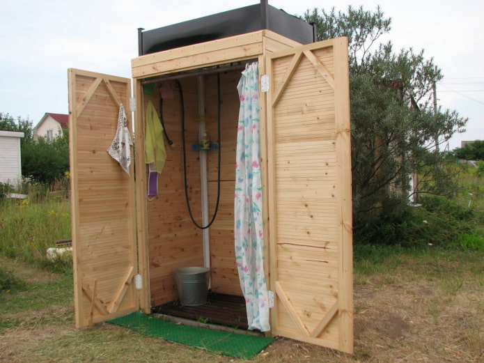 douche en bois dans le jardin