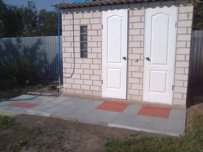douche et toilettes en briques à la datcha