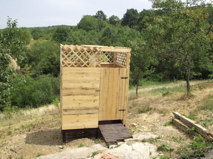 douche d'été en planches