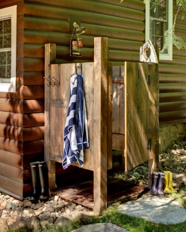 Douche en bois à l'extérieur