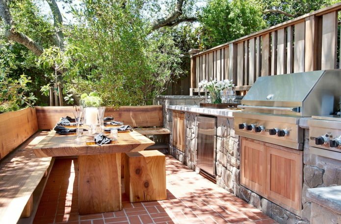 table en bois pour une résidence d'été