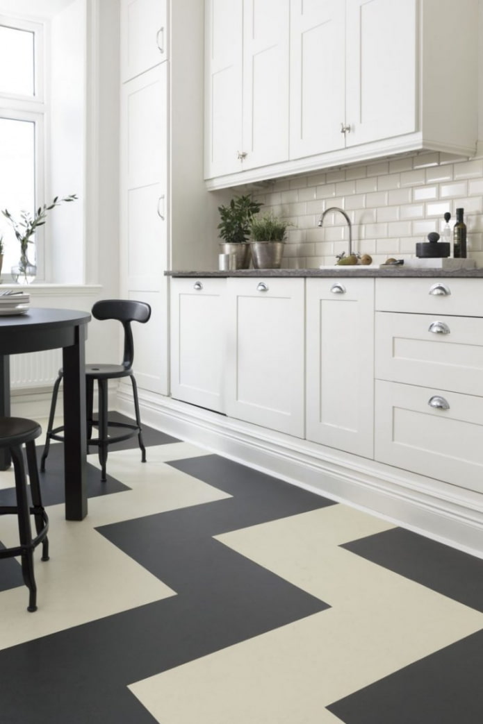 linoléum avec des motifs géométriques dans l'intérieur de la cuisine