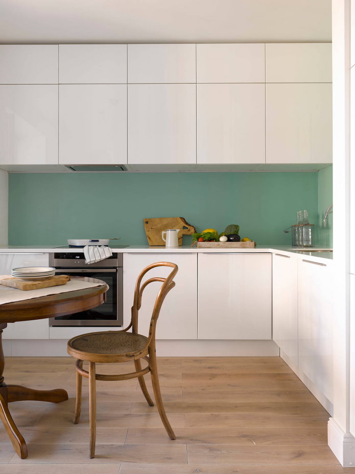 linoléum sur le mur dans l'intérieur de la cuisine