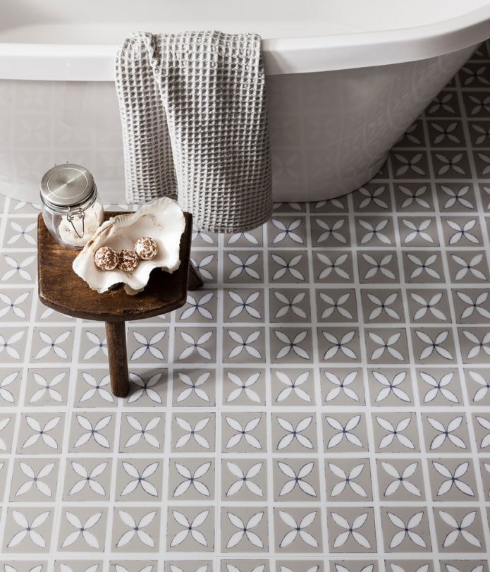 Sol sous le carrelage dans la salle de bain