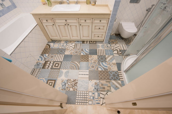 linoléum sous carrelage patchwork dans la salle de bain