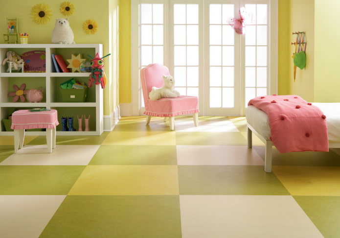 linoléum au sol dans la chambre de bébé