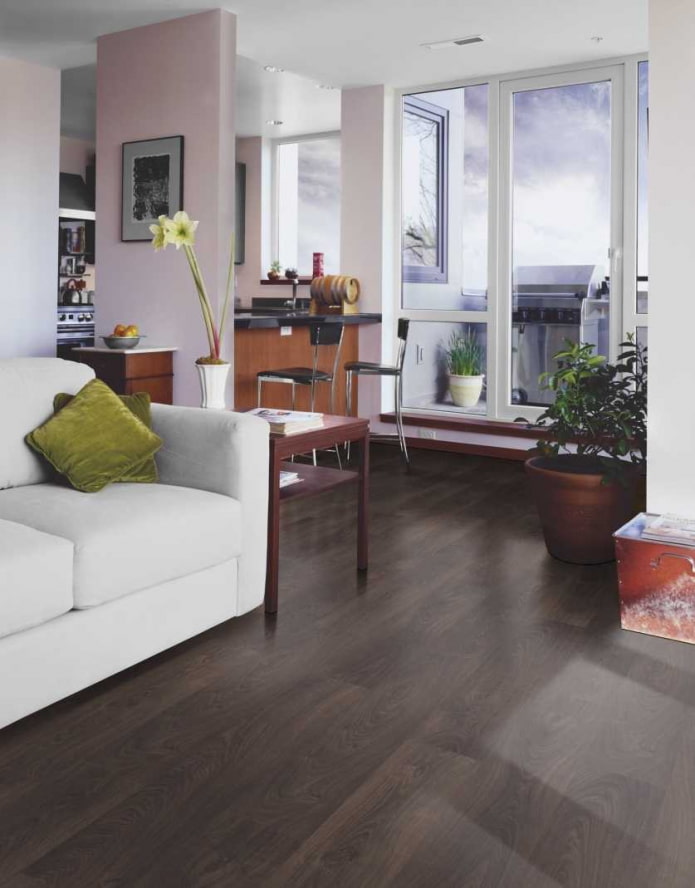 Linoléum couleur wengé à l'intérieur