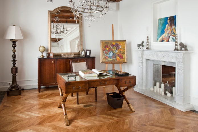 linoléum sous le parquet dans le bureau