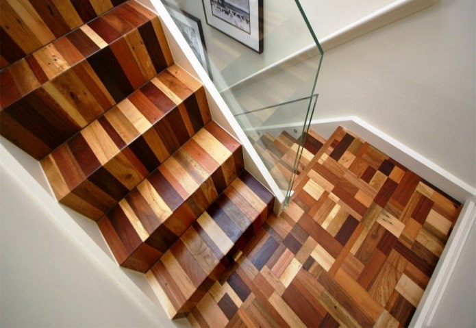 Linoléum sur les marches de l'escalier à l'intérieur